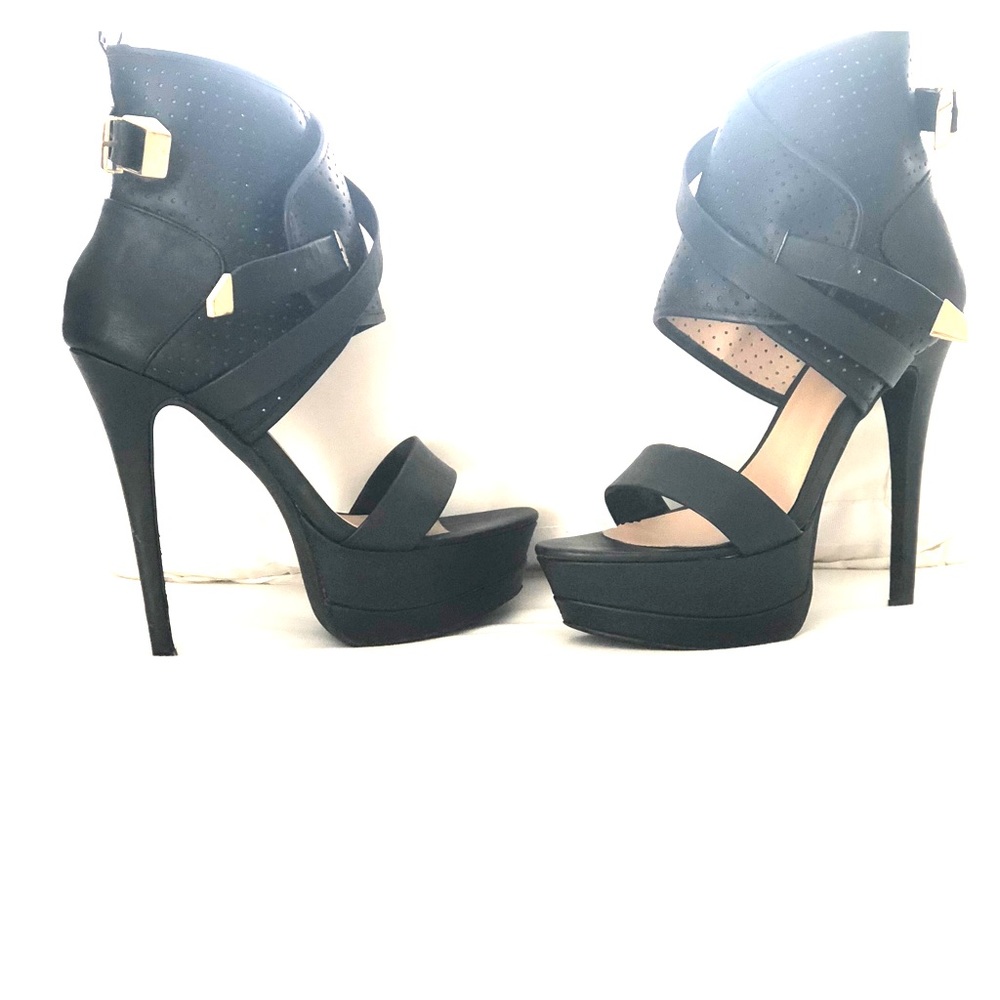 Gorgeous black and gold 6’ pumps